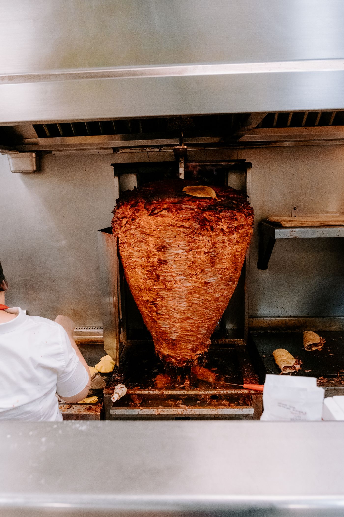 Trompo de al pastor girando frente a las brasas
