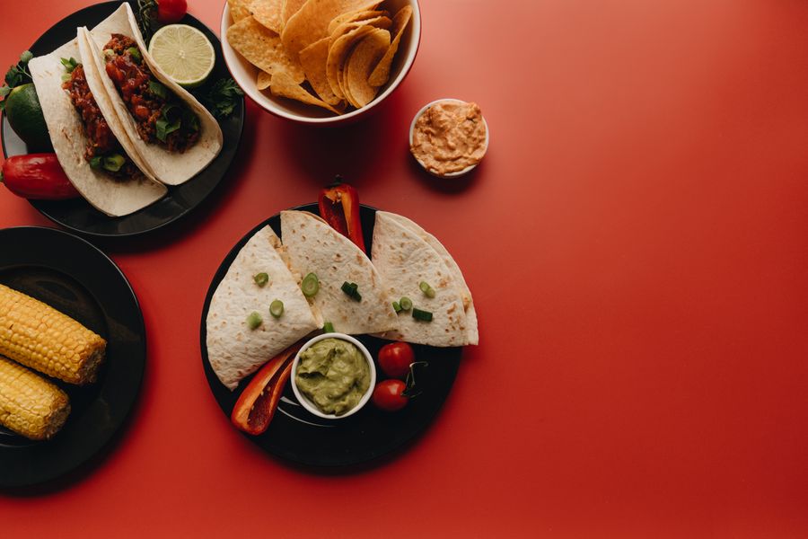 Mesa servida con platillos mexicanos