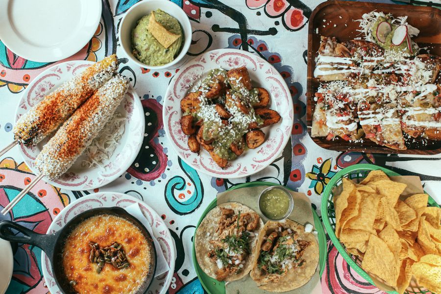 Tacos surtidos con salsa