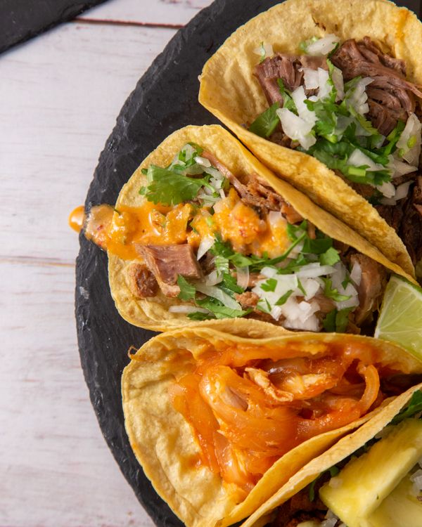 Tacos con cilantro y cebolla